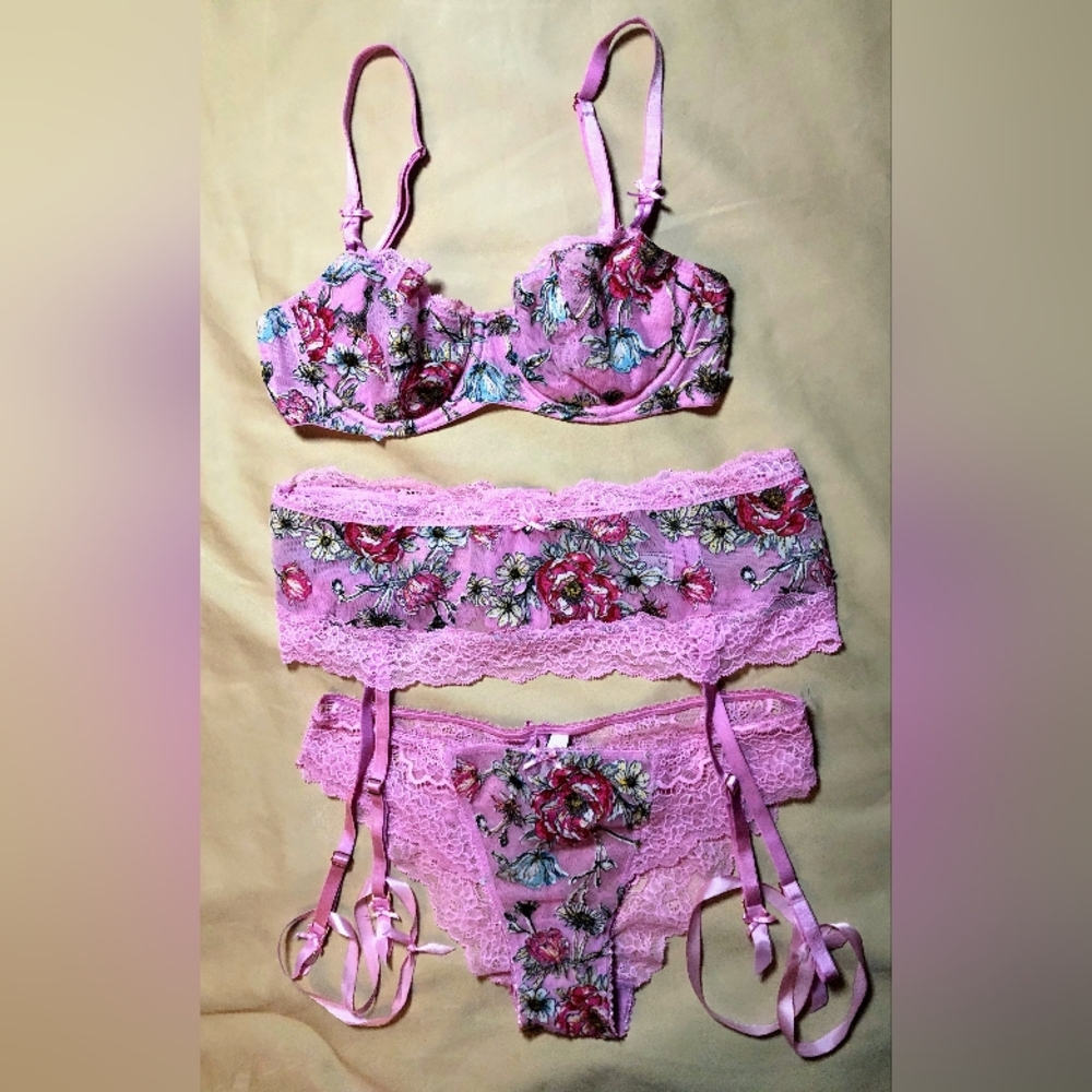 Victoria's Secret Floral Lace Lingerie Set in Pink